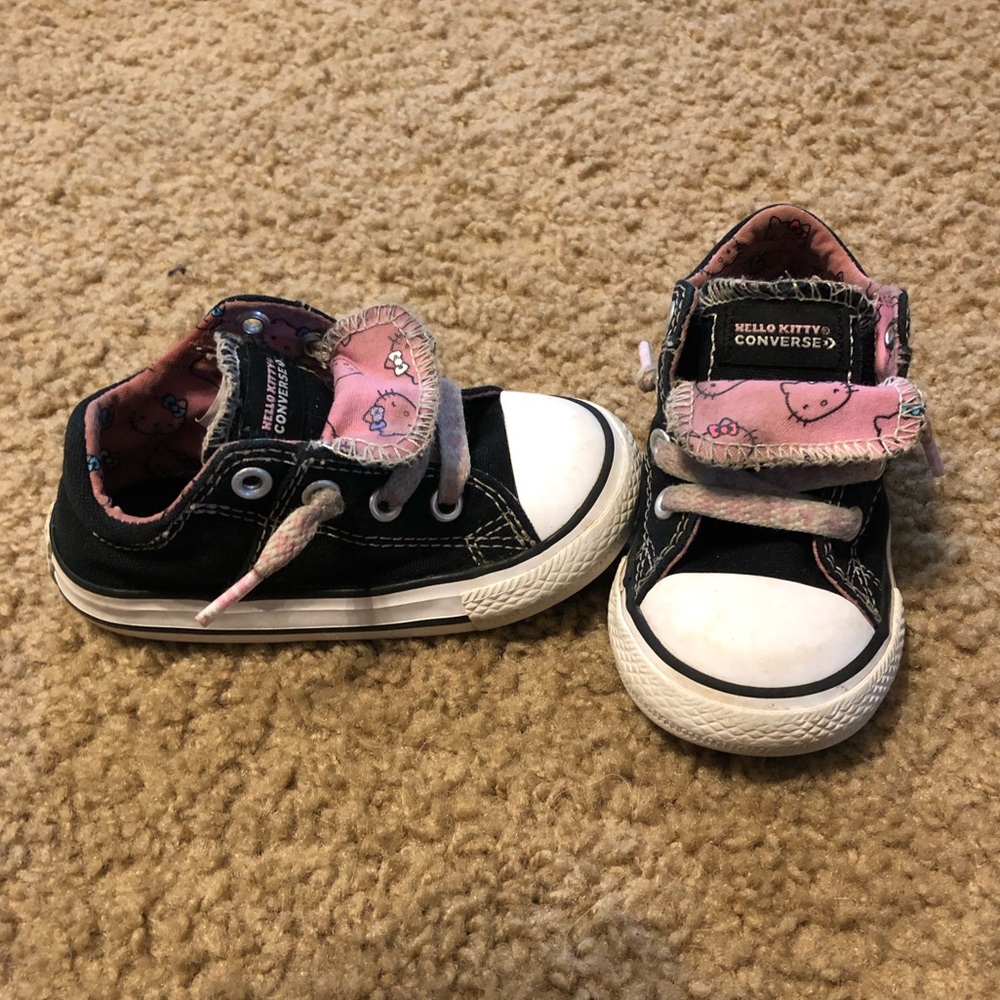 ❤️ Kids Hello Kitty Low-Top Converse!